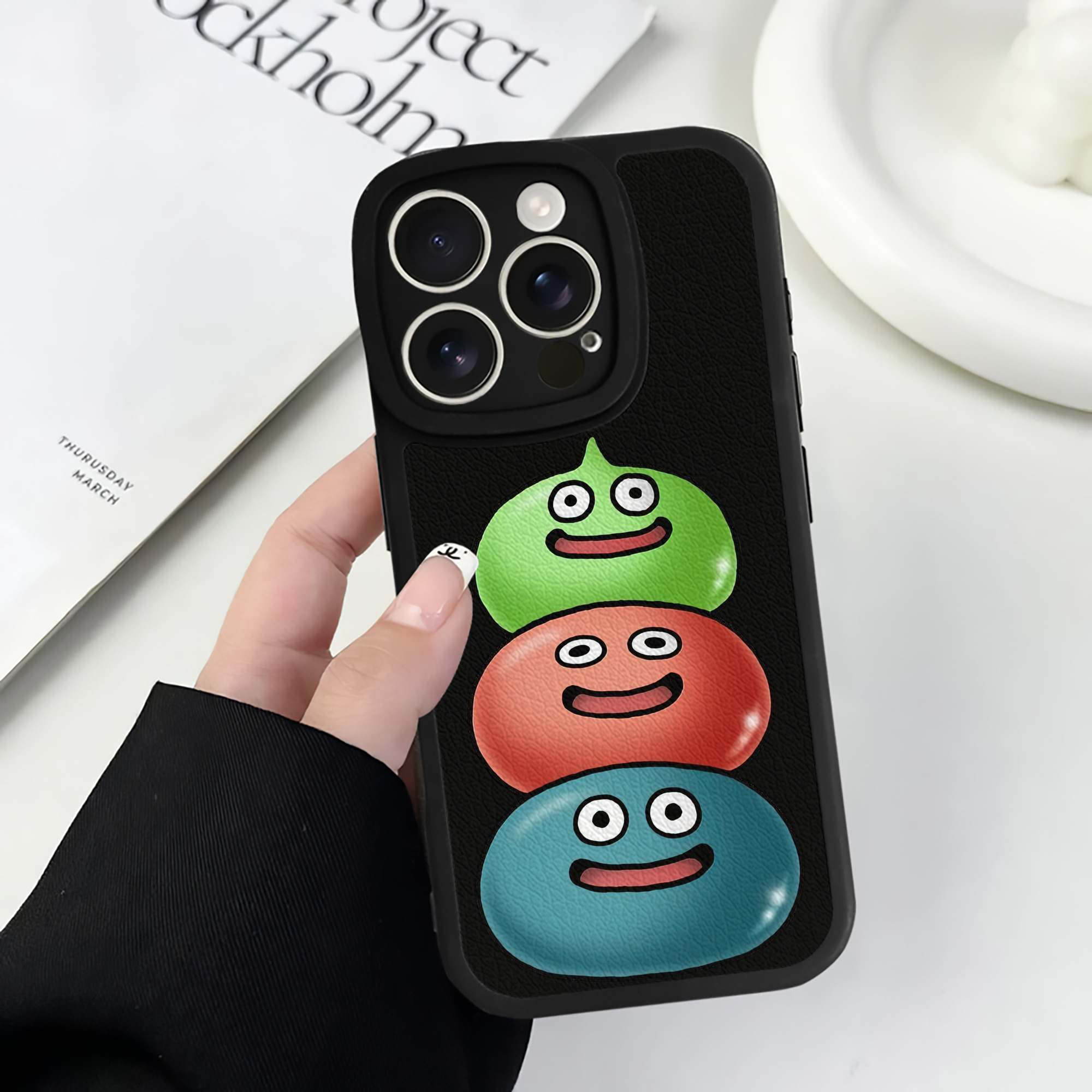 （画像用） ドラゴンクエスト Doragon Kuesuto Dragon Quest 【iPhone 16シリーズ対応】シリコンスマホケース（レザー調） 材質：シリコン